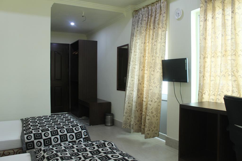 Bodhgaya Gautam Hotel Room photo